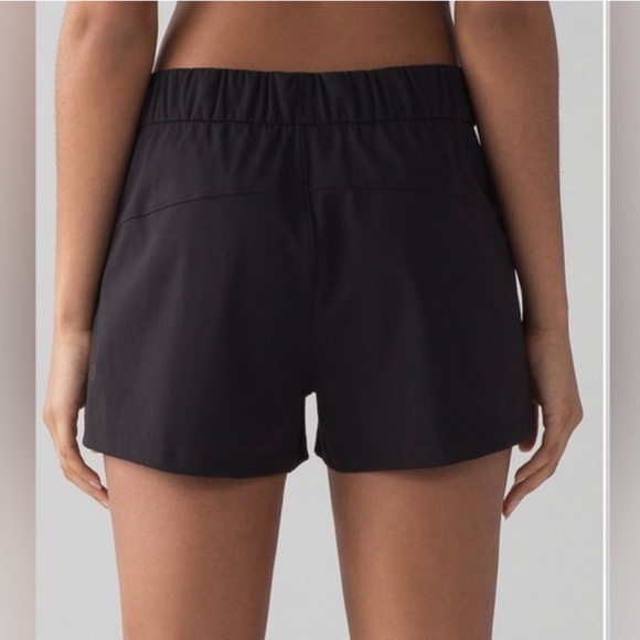 Lululemon On the Fly Mid-Rise Black Shorts Size 4 Drawstring - Picture 2 of 6